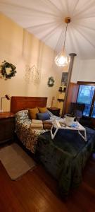 Un dormitorio con una cama con una mesa. en Vivienda de uso turístico Encrucijada de Culturas, en Salamanca
