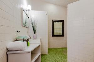 un bagno con lavandino e specchio di Casa Jacobina Tepoztlán a Tepoztlán