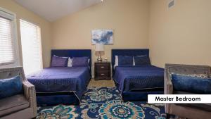 En eller flere senge i et værelse på Pool House, 20 Minutes from DT 4BDR for 10 Guests - Winkleman