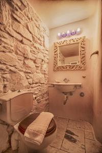 ein Steinbad mit einem WC und einem Waschbecken in der Unterkunft Villa Aqualis in Mykonos Stadt