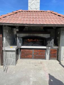 Sadržaji za pripremu roštilja na raspolaganju gostima u pansionu sa uslugom doručka