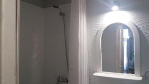 espejo de baño con luz sobre un lavabo en Apartamento-Loft, en Mercedes