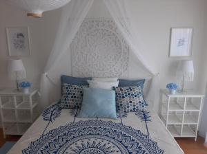 una camera da letto con un letto con cuscini blu e bianchi di Férias de Sonho a Arcos de Valdevez