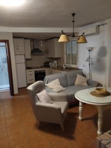 埃爾博斯克的住宿－Casa Curro，客厅配有沙发和桌子