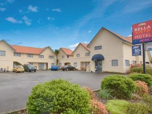 ein Hotel mit Autos auf einem Parkplatz in der Unterkunft Bella Vista Motel Westport in Westport