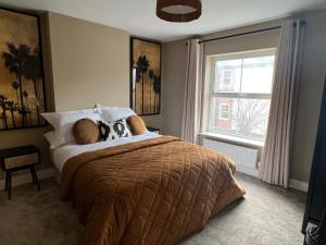 1 dormitorio con un osito de peluche en la cama en Luxury Cromer cottage with hot tub & log burner in Town, en Cromer
