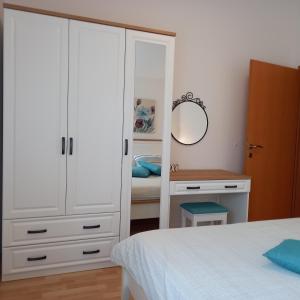 Posteľ alebo postele v izbe v ubytovaní Apartments Irena with sea view