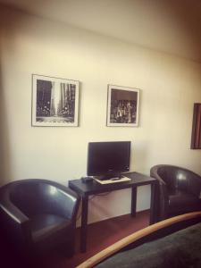 TV a/nebo společenská místnost v ubytování Stadthotel
