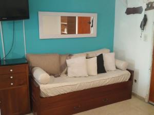 un sofá con almohadas en una habitación en Leanja1 en Mar del Plata