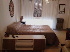 Un dormitorio con una cama grande y una ventana en Leanja1 en Mar del Plata