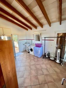 uma casa de banho com um lavatório e um WC num quarto em es cau em Manacor