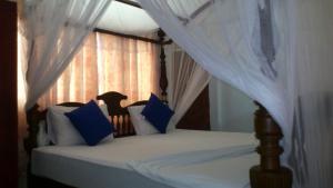 Tempat tidur dalam kamar di Ocean View tourist guest house at Negombo beach