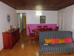 sala de estar con sofá y mesa en Villa KANEPICE, en La Trinité