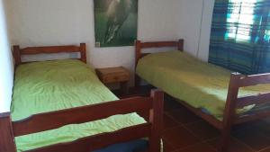 Habitación con 2 camas en una habitación en Casefo, en Aguas Dulces