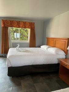 Un dormitorio con una cama grande y una ventana en Sorrento Inn Motel en Sorrento