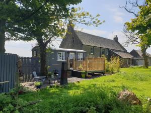 una casa con terrazza e recinzione di Scooniehill Farm House B&B a St Andrews