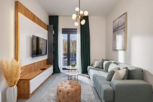 ein Wohnzimmer mit einem Sofa und einem Tisch in der Unterkunft Bjelica Rental Apartments - Nela Apartment in Tivat