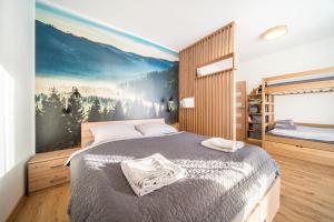 1 dormitorio con 1 cama y una pintura en la pared en Apartmán U Suchého buku - Buková Hora, en Červená Voda