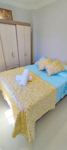 Un dormitorio con una cama con una cruz. en Apartamento Climatizado Familiar NOVO Ed Lírio do Vale Próx ao Termas de Piratuba SC, en Piratuba