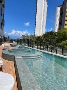 - une grande piscine au-dessus d'un bâtiment dans l'établissement Ilusion flat Ponta Negra, à Natal