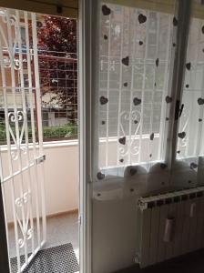 una puerta con corazones junto a una ventana en Ostia Beach CryptoHouse, en Lido di Ostia