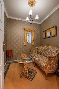 salon z kanapą i stołem w obiekcie St. Terezie - Baroque Residence w Pradze