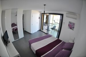 カネ・アン・ルシヨンにあるAlbatrosの小さなベッドルーム(ベッド1台、鏡付)