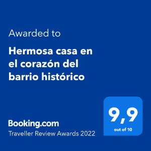 Ett certifikat, pris eller annat dokument som visas upp på Hermosa casa en el corazón del barrio histórico
