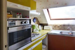 cocina con fogones y fregadero en Apartment, St Malo en Saint-Malo