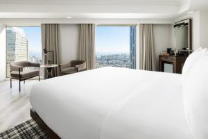 a hotel room with a large bed and a large window at Hyatt Regency San Francisco Downtown SOMA in San Francisco