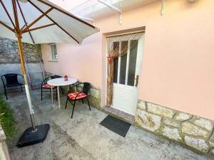 Patio alebo iná vonkajšia časť ubytovania Studio in Jadranovo 42266