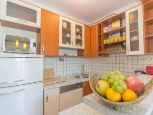 Kuchyňa alebo kuchynka v ubytovaní Apartment in Njivice - Insel Krk 42232 + 15 fotografií