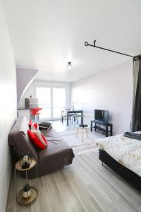 1 dormitorio con 1 cama y comedor en Studio cosy, en Cergy