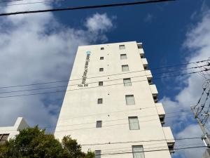 那覇市にあるホテルトーマス前島の青空に対する高い白い建物