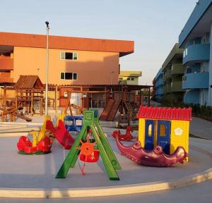 a playground with many different types of play equipment at Resort GoldenLake em Arraial do Cabo in Arraial do Cabo
