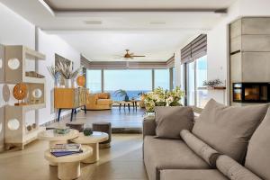 Posedenie v ubytovaní Seafront Luxury Moonlight Villa in South East Crete with Breathtaking Views