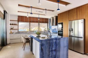 Kuchyňa alebo kuchynka v ubytovaní Seafront Luxury Moonlight Villa in South East Crete with Breathtaking Views