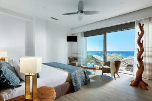 Posteľ alebo postele v izbe v ubytovaní Seafront Luxury Moonlight Villa in South East Crete with Breathtaking Views