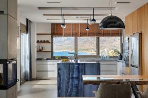 Kuchyňa alebo kuchynka v ubytovaní Seafront Luxury Moonlight Villa in South East Crete with Breathtaking Views