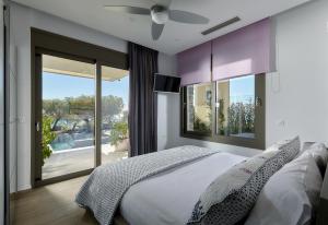 Posteľ alebo postele v izbe v ubytovaní Seafront Luxury Moonlight Villa in South East Crete with Breathtaking Views
