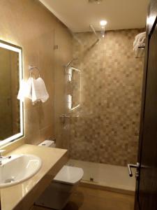 ein Bad mit einem Waschbecken, einem WC und einer Dusche in der Unterkunft Palm’s Motel in Agadir