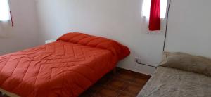 Un pequeño dormitorio con una cama roja en una habitación en Samaram in 