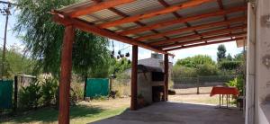 un patio con pérgola de madera en Samaram in 