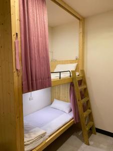 Postel nebo postele na pokoji v ubytování Kenting Heng-Chung Art Hostel