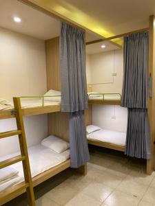 Postel nebo postele na pokoji v ubytování Kenting Heng-Chung Art Hostel