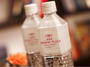 zwei Flaschen Wasser nebeneinander sitzen in der Unterkunft ANA Crowne Plaza Narita, an IHG Hotel in Narita