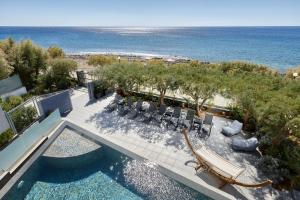 una vista aerea di un resort con piscina e spiaggia di Moonlight Seafront Apartments a Koutsourás