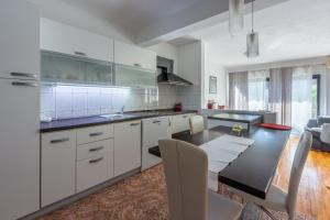 Kuchyňa alebo kuchynka v ubytovaní House Sunshine