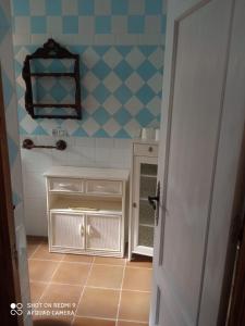 a small kitchen with blue and white tiled walls at Cortijo Torreblanca - 7 personas in Almería +13 photos