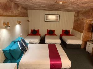 
a hotel room with two beds and two lamps at Comfort Inn Coober Pedy Experience in Coober Pedy
